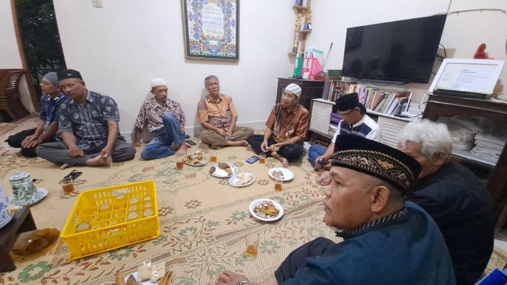 jamaah malis husnul khotimah menyimak dengan seksama ceramah ustadz Drs. Taufiq Ahmad