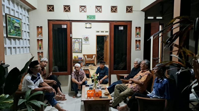 Hangatnya Teras, Hangatnya Iman: Obrolan Jamaah Sebelum Kajian Dimulai